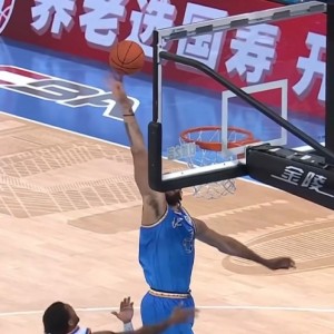 乐鱼电竞-跳着探戈扣了~麦基突破转身单臂暴扣后再送飞天大帽 哈姆雷特抱怨